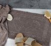 Махровое полотенце-коврик для ног Аиша. Ножки бежевого цвета