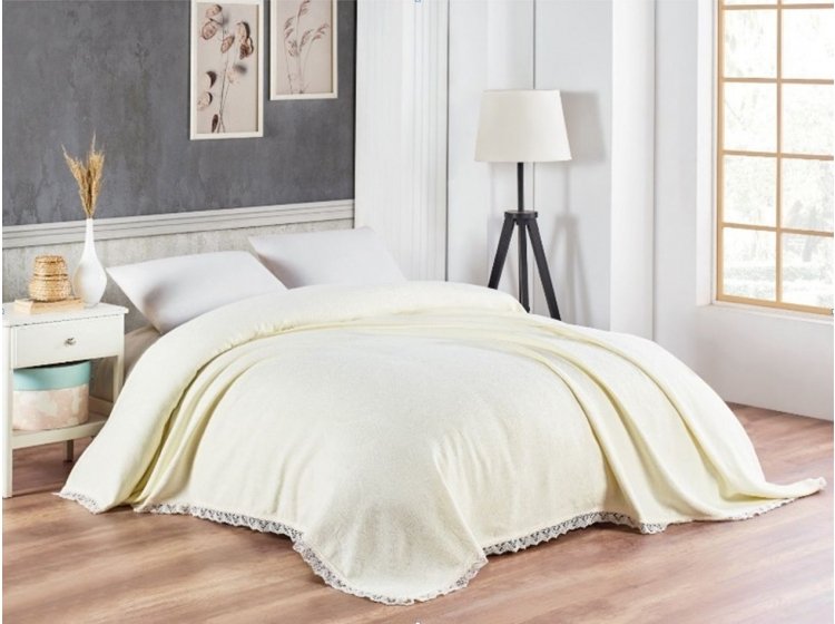 Жаккардовое покрывало DO&CO. Krem