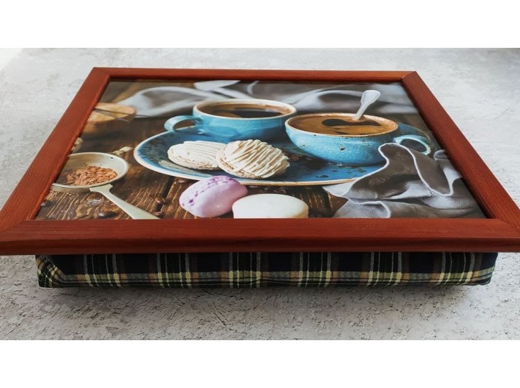 Поднос-столик на подушке. Французский десерт