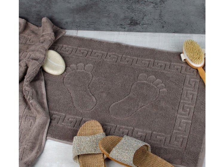 Махровое полотенце-коврик для ног Аиша. Ножки бежевого цвета