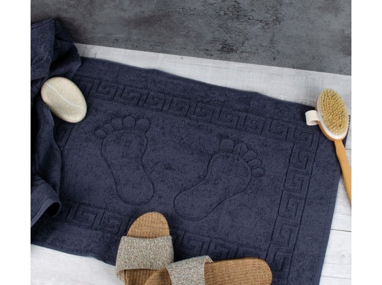 Махровое полотенце-коврик для ног Аиша. Ножки графитового цвета