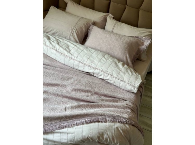 Жаккардовое покрывало с наволочками Saheser. Grace lila