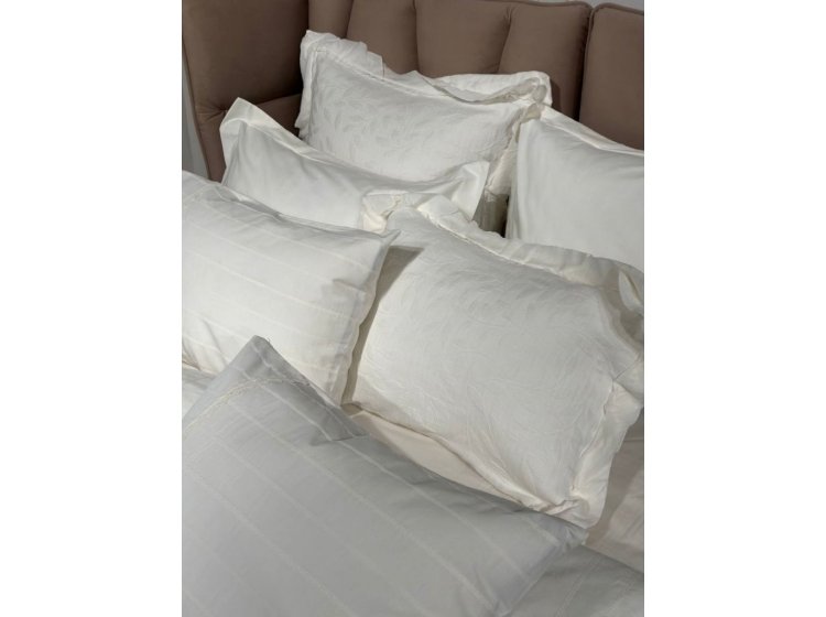 Жаккардовое покрывало с наволочками Saheser. Ilda krem