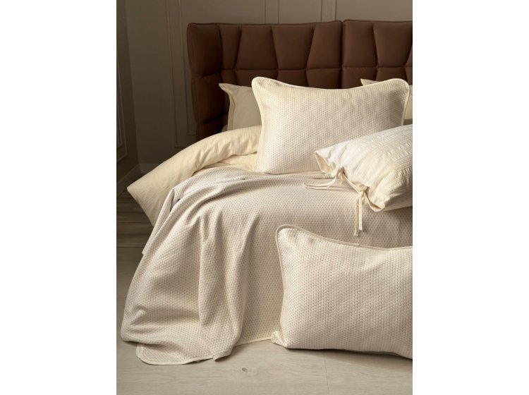 Жаккардовое покрывало с наволочками Saheser. Liv cream