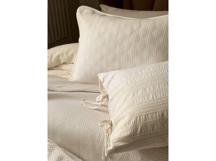 Жаккардовое покрывало с наволочками Saheser. Liv cream