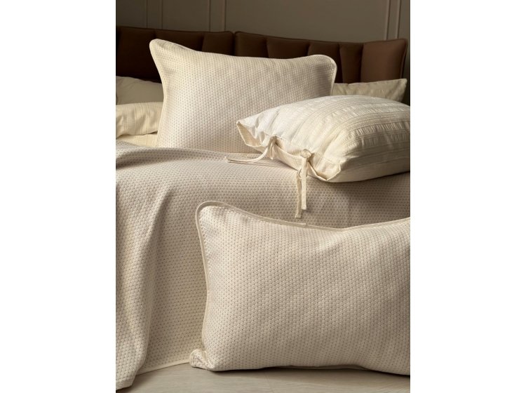 Жаккардовое покрывало с наволочками Saheser. Liv cream