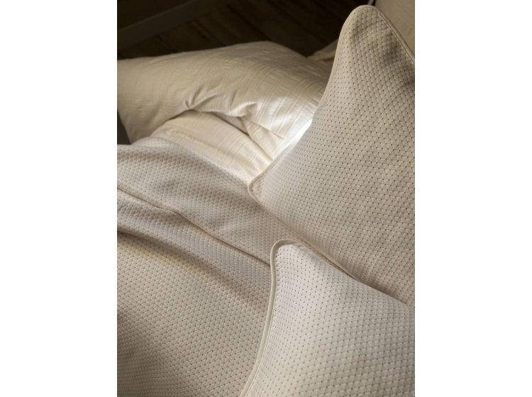 Жаккардовое покрывало с наволочками Saheser. Liv cream