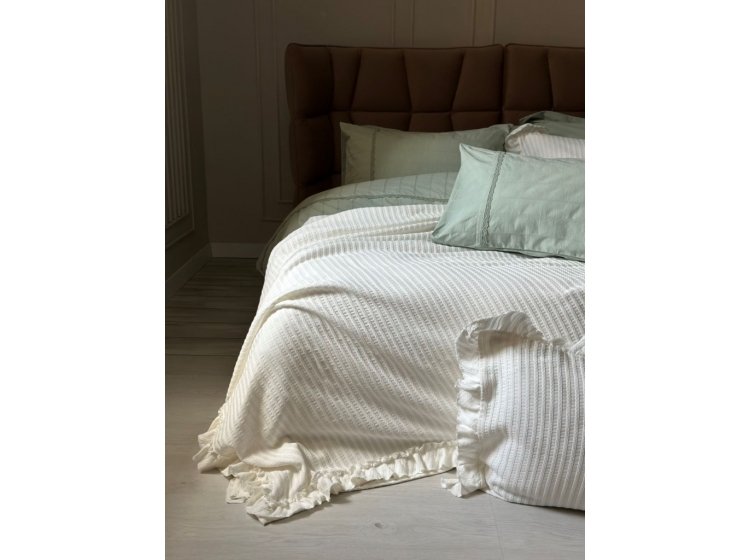 Жаккардовое покрывало с наволочками Saheser. Marta cream