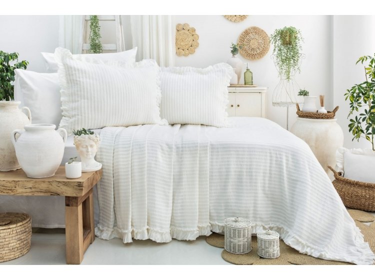 Жаккардовое покрывало с наволочками Saheser. Marta cream